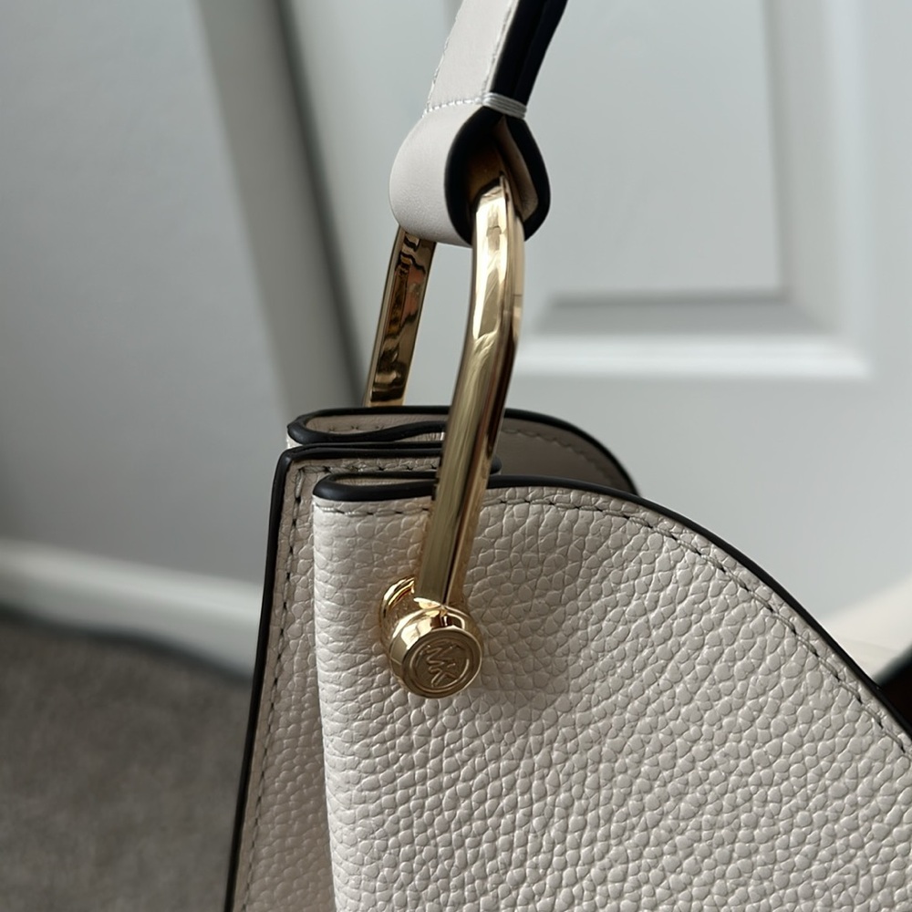 Michael Kors Cream Leather Shoulder Bag - Picture 5 of 6